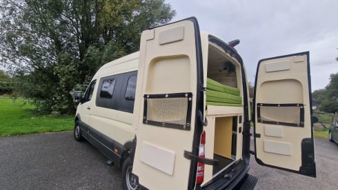 Perfecte Plek | zand – Mercedes Sprinter L2H2 (2018) - automatic | off-grid | 2 outdoor showers
