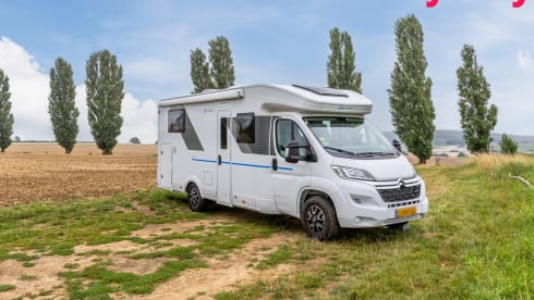 Mergelland – New (2024!) Luxury Sun Living camper 4 pers. + electric folding bike