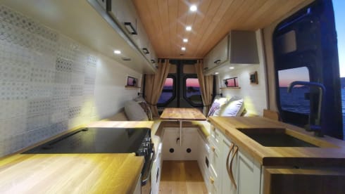 Simon – Volkswagen Crafter Luxus-Wohnmobil mit 4 Schlafplätzen