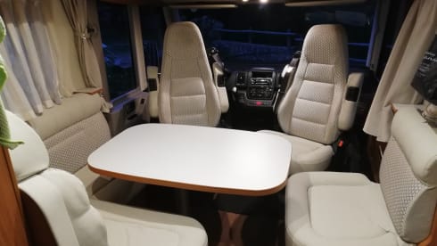 Hymer Excis-i 678, Automatic, 150 hp, air suspension, 4 adults. or 2 adults + 3child.