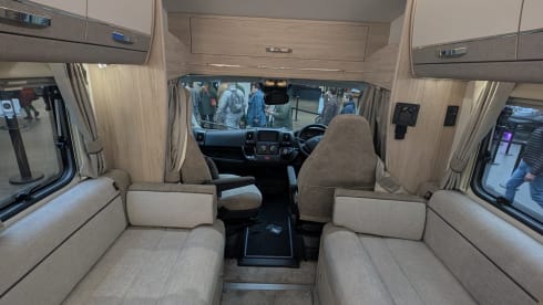 Autocarro semi-integrato Peugeot a 4 posti letto dal 2026
