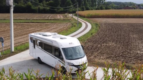 Luxurious family camper with a great sense of space and great travel comfort