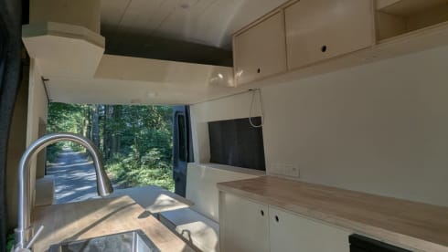 BigBlueBeast – 2-person very spacious off-grid Ford bus