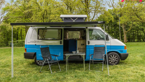 Waves – 2p Volkswagen campervan from 2000