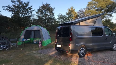 Ronnie Renault – 4 berth Renault Trafic campervan from 2017