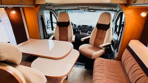 Huur deze mooie compacte camper inclusief gehele inboedel! – Fiat Ducato Bürstner Nexxo semi-integrated from 2010