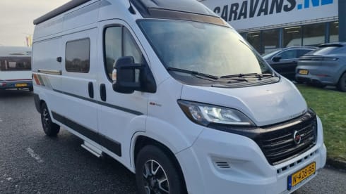 Luxe LMC buscamper voor twee met automaat en panoramadak