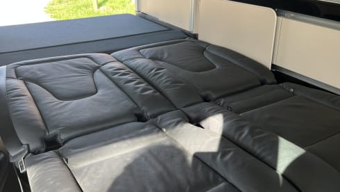 Sprokmobiel – 4p Mercedes-Benz campervan uit 2022