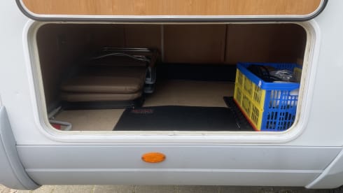 Semi-integrated camper Pilote