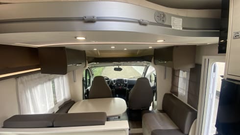 Zeer mooie camper half integraal 5 slaapplaatsen 4 zitplaatsen  – 5p Challenger semi-integrated from 2017