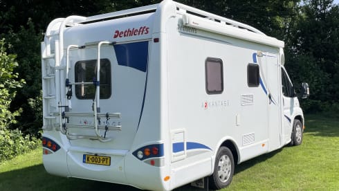 3p. Compact, complete and comfortable Sunroof Dethleffs semi-integrated.