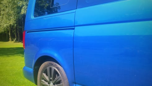 Sturdy Volkswagen T5 bus camper for 2-4 people