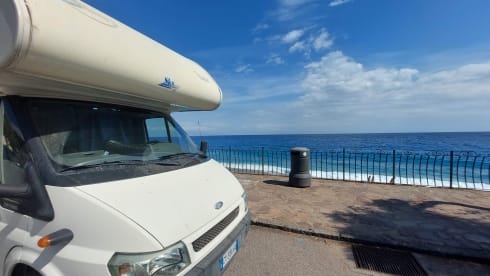 Mycamper – 6-seater attic camper with air conditioning