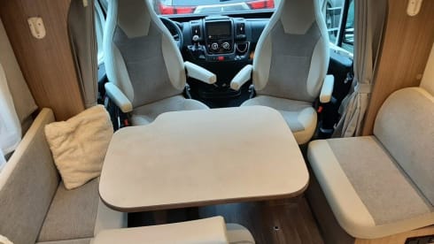 Enjoy Life – Luxury motorhome single beds + pull-down bed Carado T447