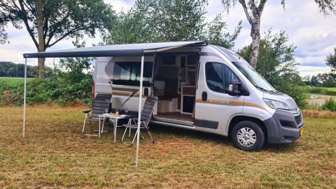 Aarts I – 3-person spacious self-built camper >>> Dog Friendly<<<