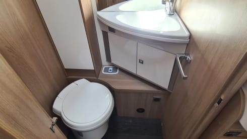 Beatrix – 2021  Laika Kosmo 509 4 berth coach built semi-integrated