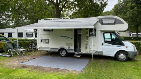 Campie  – Spacious 5p camper with XXL garage 
