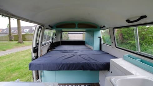 Comigo – Vintage Volkswagen Vacation Bus