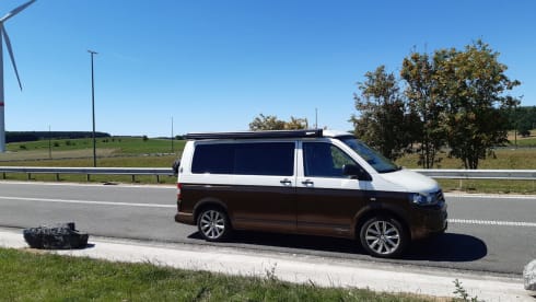 Rinus – 4p Volkswagen t5 150 hp automatic bus camper