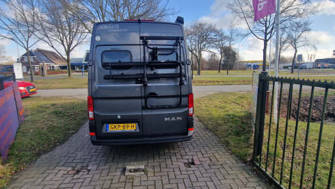 C35 –  Zeer luxe MAN-Knaus camper bus met groot vast bed 