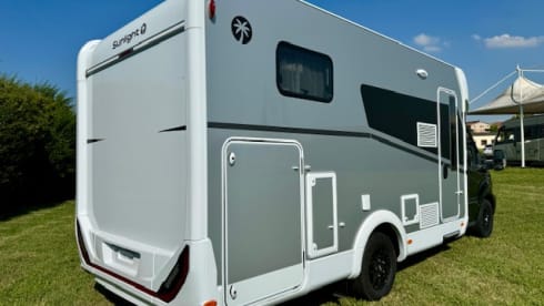 TWIN SUNNY – SEMI-INTEGRATED T 670 S TWIN BEDS, AUTOMATIC