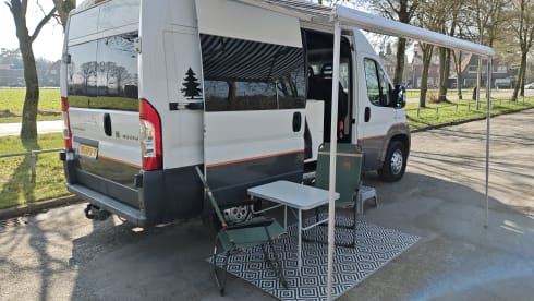 2p Peugeot bus uit 2008