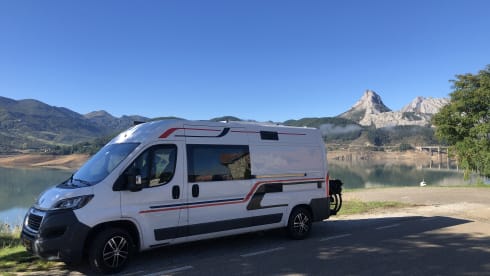 4-person Peugeot bus from 2017, sleeping 2 people