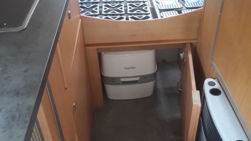 2-4p adventurous Mercedes-Benz bus camper 