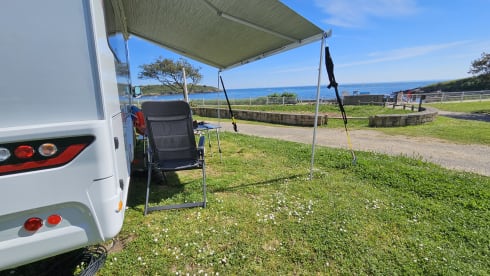 Spacious camper, full option, incl. air conditioning, for up to 4 people. 