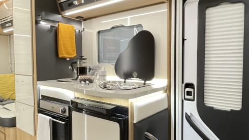 Astrid – Luxury 4-6 Berth Roller Team Auto-Roller 747 Manual - Fully Insured