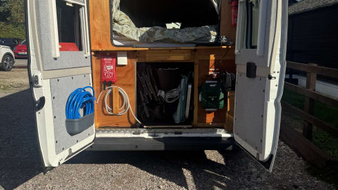 3 berth, 3 seatbelts, fixed bed, has many home comforts – 3 berth Citroën campervan from 2014
