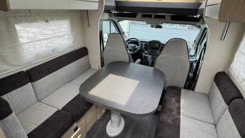 Chausson teilintegriertes Wohnmobil für 5 Personen