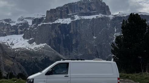Saoirse – 2p Volkswagen campervan from 2011