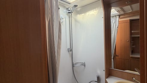 Roadtripper – Beau camping-car familial très complet avec de nombreux extras