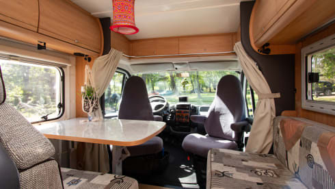 Paleisje99 – Camping-car Bürstner (2004) complet et puissant, avec 4 ceintures de sécurité et 3 couchettes.