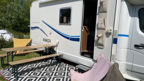 Koos – Cozy 5p alcove camper from 2015