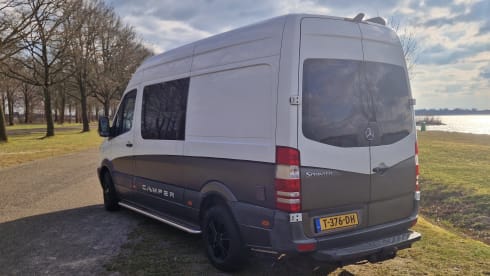 Sturdy camper van with 2-5 seats, compact yet spacious!