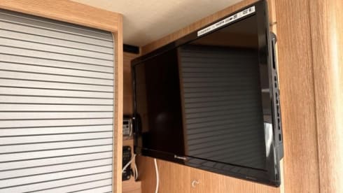 Reneetje – Sunlight T69l with Queen bed and pull-down bed