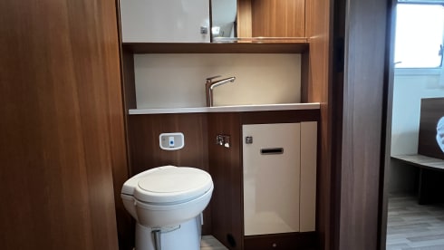 13 LMC T742 – LMC T742 semi-integrated camper 2020