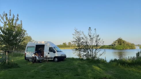 Hippiebus – Handmade really beautiful hippievan with solar panels