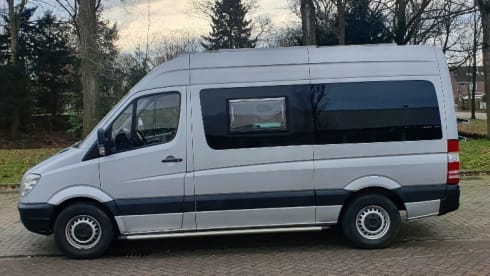 Laura – Delicious compact machine with all amenities and 2x air conditioning!
