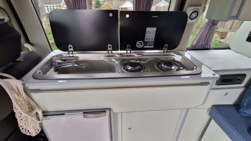 El – 2/3 berth Nissan Elgrand campervan with pop up roof