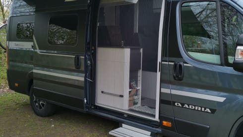 Remco – Luxury Adria Twin with 9-speed automatic transmission and longitudinal beds
