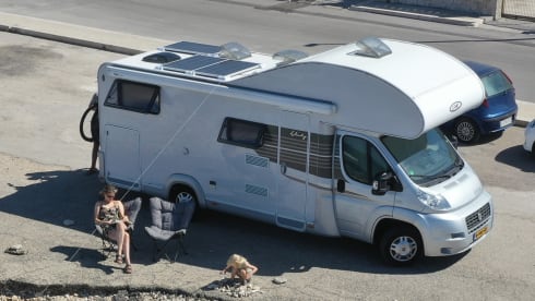 Roadtripper – Nice, very complete family camper with many extras