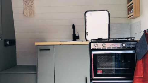Jacky – Hip and fully equipped camper bus!