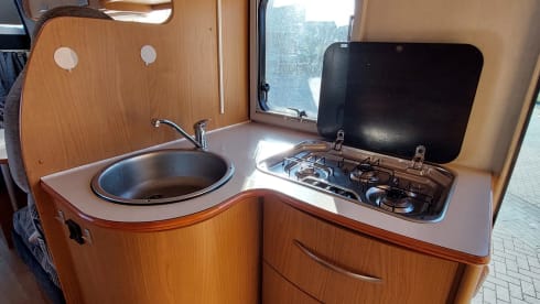 Ruime Ford transit alkoof 6p uit 2006 met stapelbed