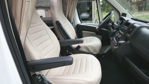 Beautiful 2 to 5 person MC Louis Sovereign 60G motorhome