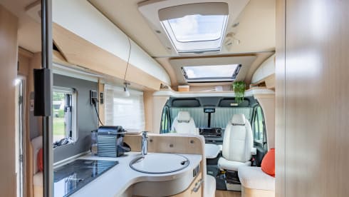De luxe camper – 2 pers. Hymer Whiteline B600 with air conditioning semi-integrated from 2020