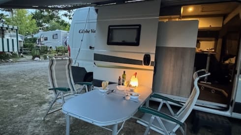 De rustige reiziger – Compacte Peugeot Boxer buscamper voor 2 personen – Harderwijk