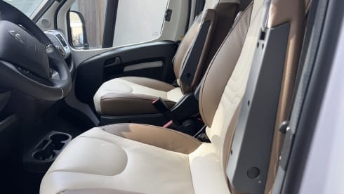 De Vroem Vroem Camper – 4p Bürstner Lyseo Futura TDG690G semi-integrated from 2024!